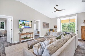 Living area - Luxury Water Front Home, Private Pool, Spa, Tiki Bar, 37' Foot Dock with Kayaks (Key Largo)