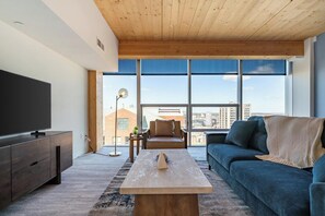 Smart TV - Landing | Chic 1BD, Pool, Gym (Milwaukee)