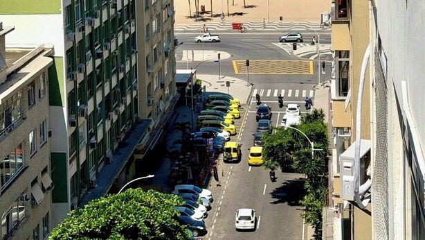 A high-rise building with a view of the beach and ocean. - New Studio • Sea view • 2 minutes with your feet in the sand (Rio de Janeiro)