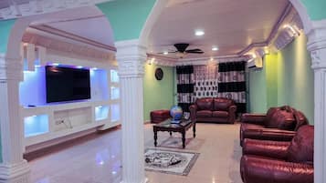 المنشأة من الداخل