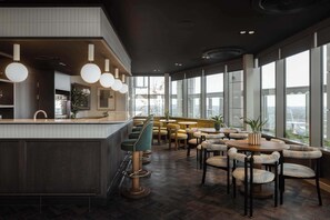 Bar (on property) - Contemporary Studio | Coworking Hub | StayCozy (London)