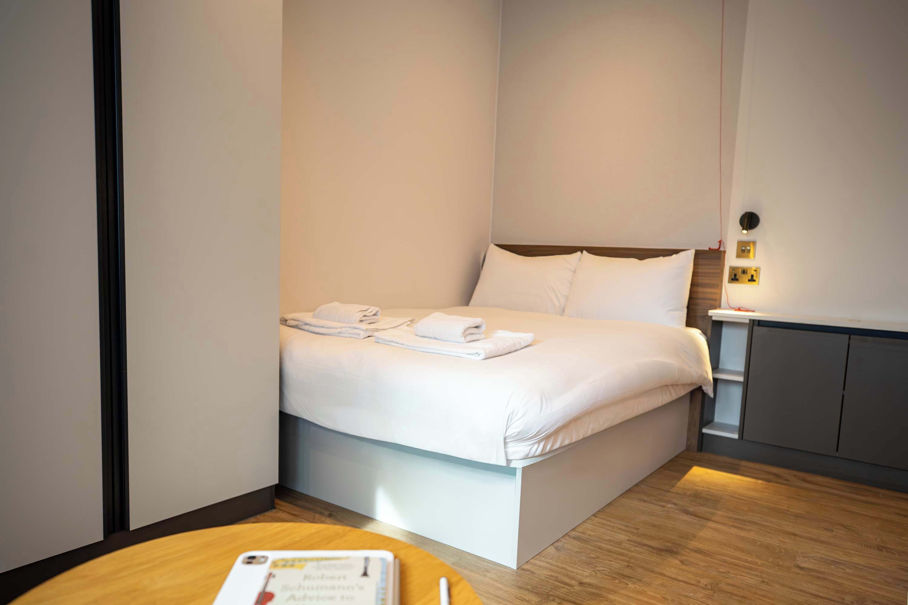 Desk, WiFi, bed sheets