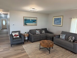 Living area - Lakefront Escape House (Wilson)