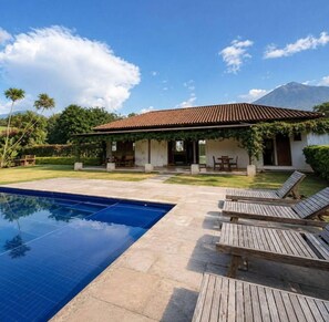 A house with a swimming pool, wooden deck, and lounge chairs. - CASA DON PANCHO Beautiful, fully furnished house (Ciudad Vieja)