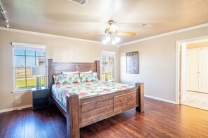 5 Schlafzimmer, Schreibtisch, Bügeleisen/Bügelbrett, Reisekinderbett