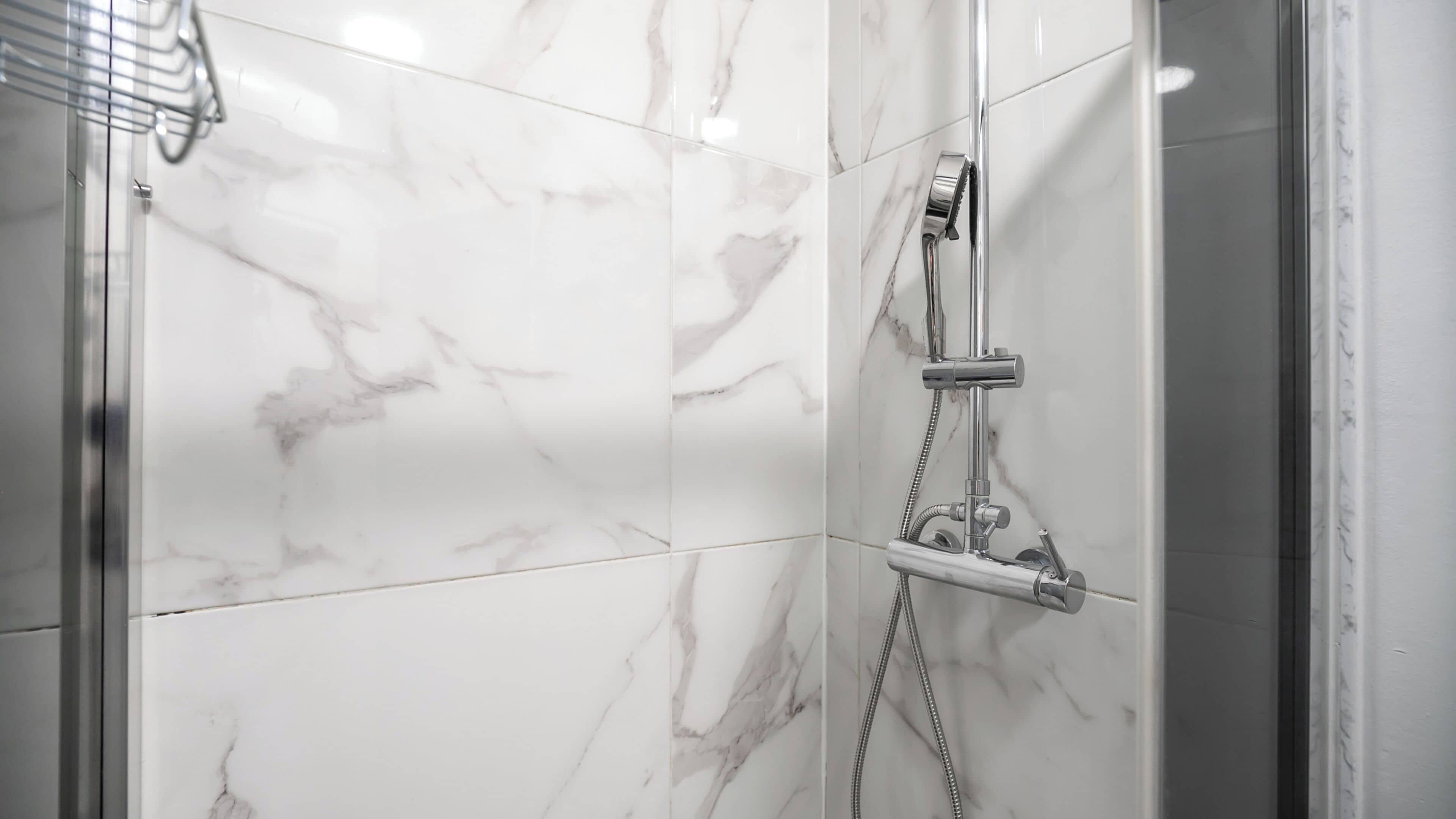 Douche, sèche-cheveux, bidet, serviettes fournies