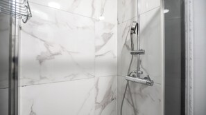 Dusche, Haartrockner, Bidet, Handtücher