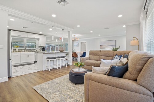 Beach Retreat - 3/2 family oasis, heated pool
Sleeps 8 - 15 min to beaches