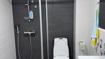 Apartamento, 2 quartos, acessível | Banheiro