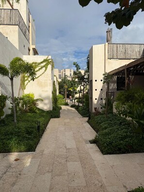 Property grounds - Brand New 2BR Condo I 10 Min from Tulum's Beach (Tulum)