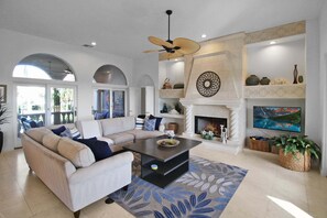Living area - Waterfront Neo Mediterranean Home On Casey Key Tidewater Manor (Nokomis)