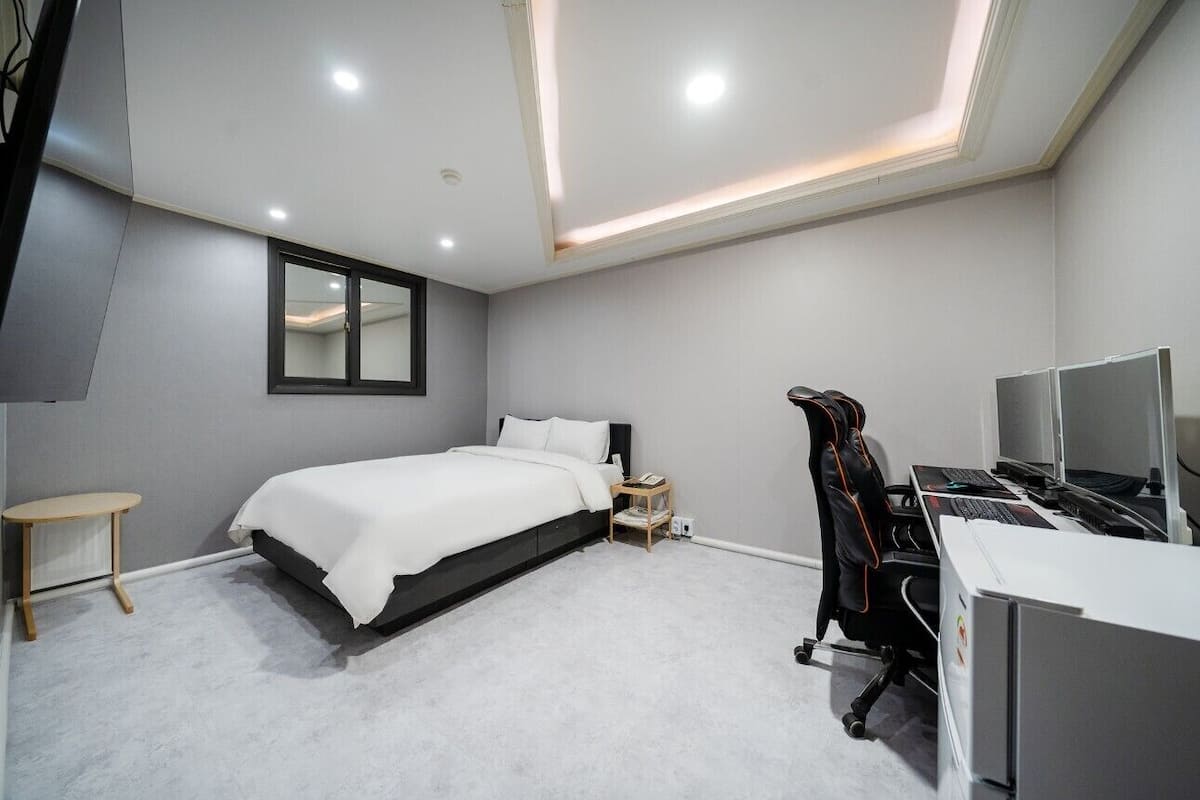 Studio, 1 Queen Bed | Down comforters, memory foam beds, desk, WiFi (free)