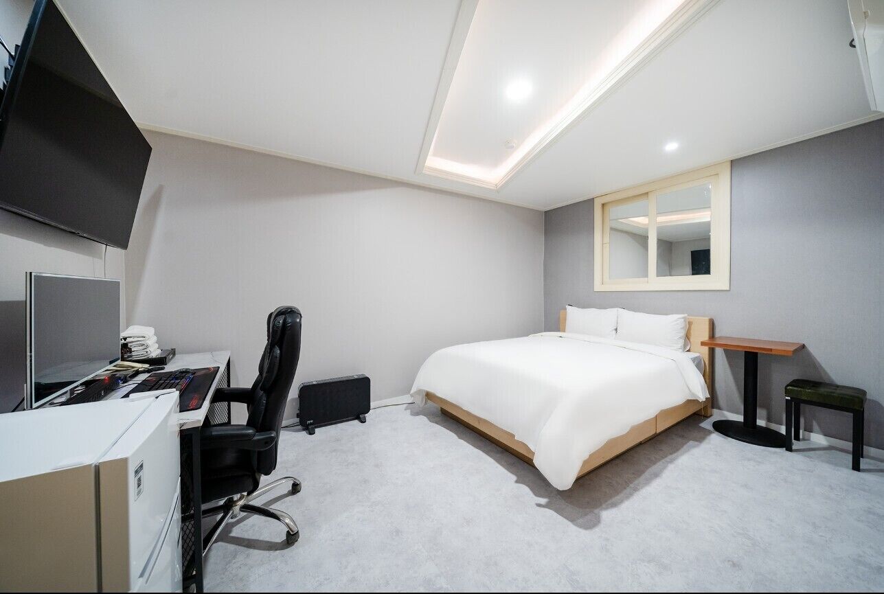 Comfort Double Room | Down comforters, memory foam beds, desk, WiFi (free)