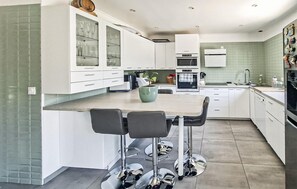 Fridge, microwave, oven, stovetop - Amazing home in YERRES (YERRES)