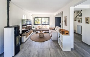 TV - Amazing home in YERRES (YERRES)