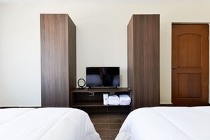 4 bedrooms, desk, iron/ironing board, WiFi