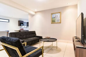 TV - 1 King, 4 Double bed, 2 Sofa bed, 2 Parking, 12ppl (Monterrey)