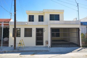 Exterior - 1 King, 4 Double bed, 2 Sofa bed, 2 Parking, 12ppl (Monterrey)