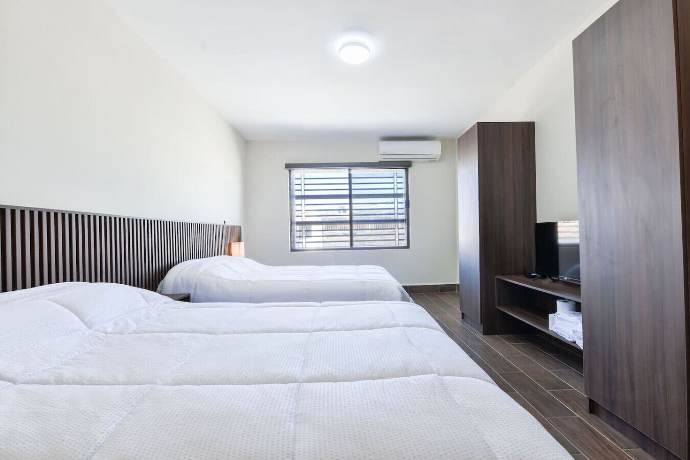 4 habitaciones, escritorio, tabla de planchar con plancha y wifi 