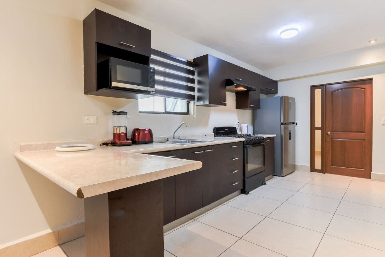Refrigerador, microondas, placa de cocina, cafetera/tetera