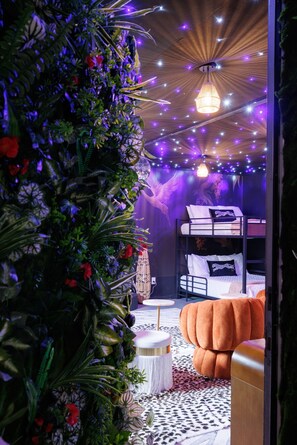6 bedrooms, iron/ironing board, free WiFi, bed sheets - Palm Ritual Bachelorette, 5 min to Old Town, Karaoke + Glam Stations (Scottsdale)