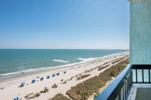 Ein Strand mit Sonnenschirmen und Blick auf den Ozean.