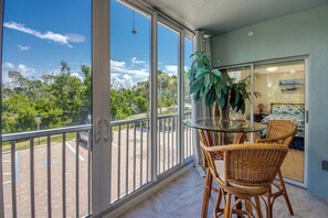 Interior - Peaceful Escape Near Beach with Relaxing Coastal Charm - South End Island Serenity - Roelens (Fort Myers Beach)