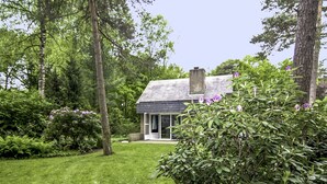 A modern house with a large lawn, surrounded by trees and bushes. - Nice apartment in villa for 6 people with WIFI, TV, terrace and pets allowed (Lochem)