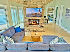 Smart TV, fireplace, video games, table football - Sunset Heated Lake Retreat, Trampoline, Jump Board, Hot Tub, Movie Room, Games (Bumpass)