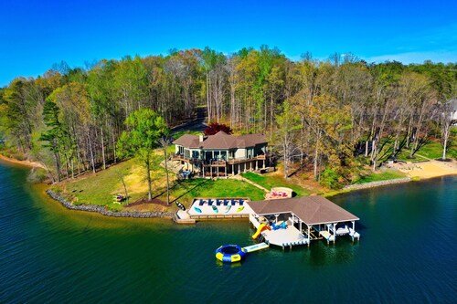 Heated Lake, Sleeps 20, Electric Boat & Jet skis, Hot Tub, Movie Room, Games