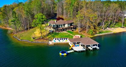 Heated Lake, Sleeps 20, Electric Boat & Jet skis, Hot Tub, Movie Room, Games