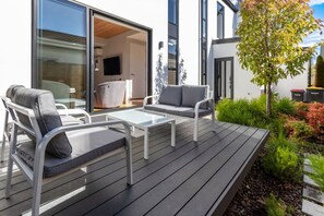 Terrace/patio - Family Home Near CBD + Garage & Outdoor Dining (Christchurch)