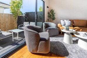 Terrace/patio - Family Home Near CBD + Garage & Outdoor Dining (Christchurch)
