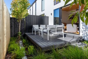 Terrace/patio - Family Home Near CBD + Garage & Outdoor Dining (Christchurch)