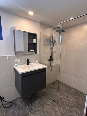 Shower, hair dryer, towels, soap - Villa L'Aurora - Private Pool - Thong Krut (Thong Krut)
