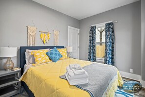 3 bedrooms, iron/ironing board, free WiFi, bed sheets - Close to downtown but away from it all!  Small Dog friendly with unique "Book Barn" (Lake Geneva)