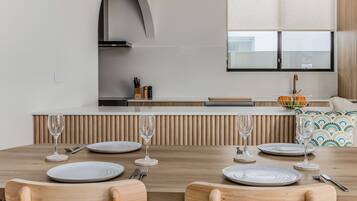 House, 5 Bedrooms, Balcony | Dining