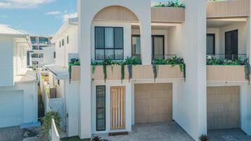 House, 5 Bedrooms, Balcony | Exterior