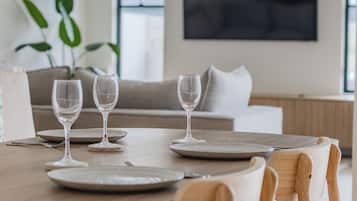 House, 5 Bedrooms, Balcony | Dining