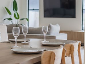 House, 5 Bedrooms, Balcony | Dining