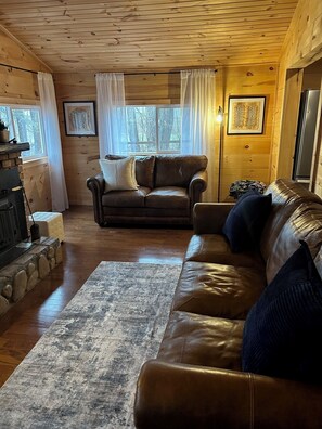 Living area - The Barefoot Cabin (Fennville)