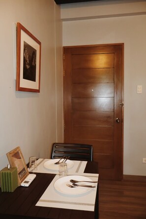 Chambre Confort double, 1 lit double, salle de bain privée | Restauration