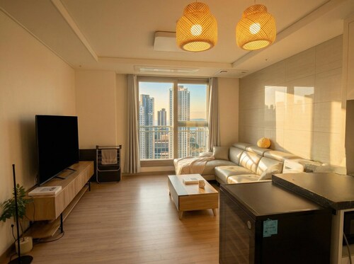 Songdo Home21 | 2BR 60m2 | 2min → Hyundai Outlet | Free Parking