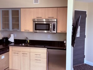 Private kitchen - 1 Bedroom Queen Suite with Sofa Bed & Kitchenette (Fort Lauderdale)