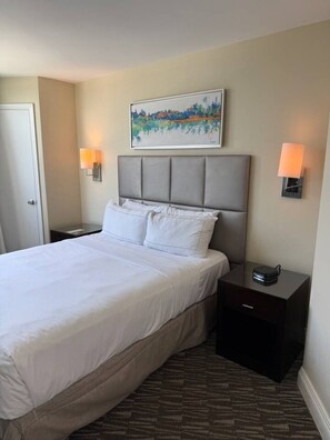 WiFi - 1 Bedroom Queen Suite with Sofa Bed & Kitchenette (Fort Lauderdale)