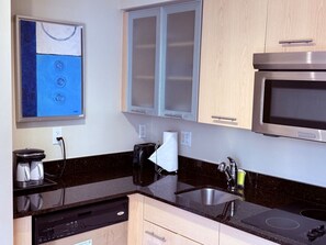 Private kitchen - 1 Bedroom Queen Suite with Sofa Bed & Kitchenette (Fort Lauderdale)