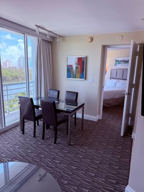 WiFi - 1 Bedroom Queen Suite with Sofa Bed & Kitchenette (Fort Lauderdale)