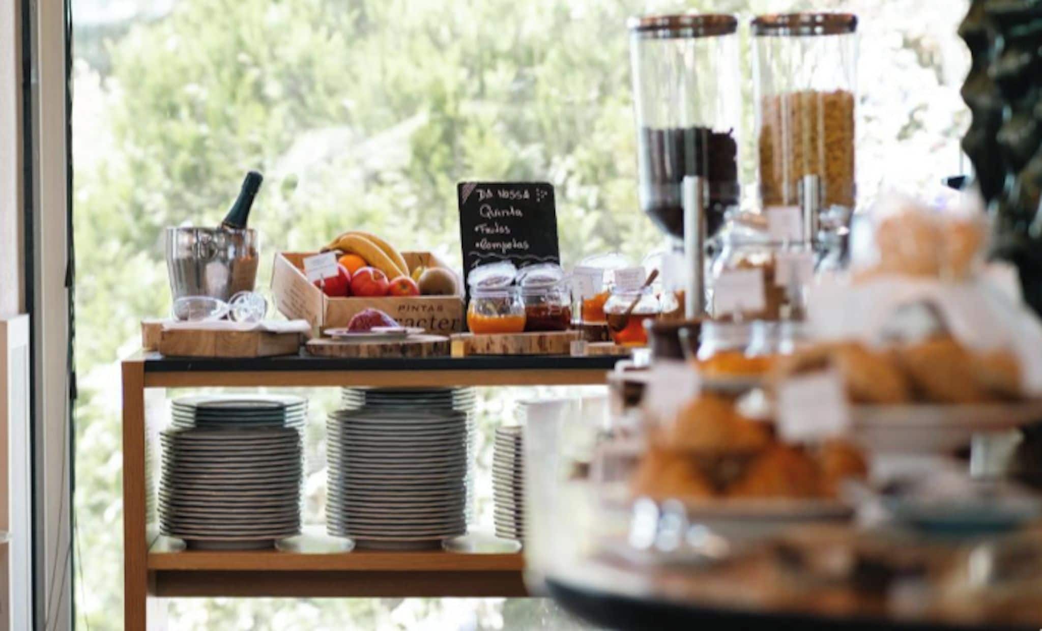 Ein Frühstücksbuffet mit verschiedenen Speisen und einem Schild, das die Speisekarte anzeigt.
