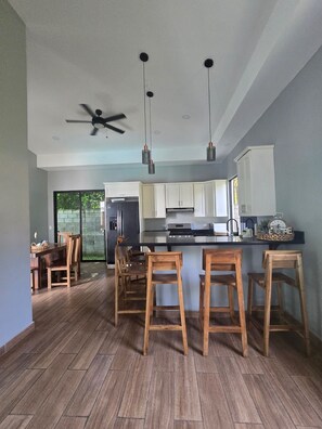 Fridge, stovetop, dining tables - Spacious 4-bedroom house in beautiful Sonsonate with AC (Sonsonate)