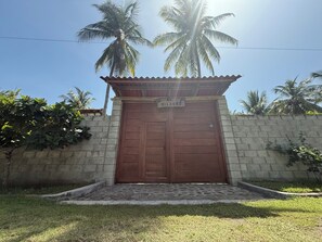 A building with a wooden door and a sign that reads 'EL MILAGRO.'